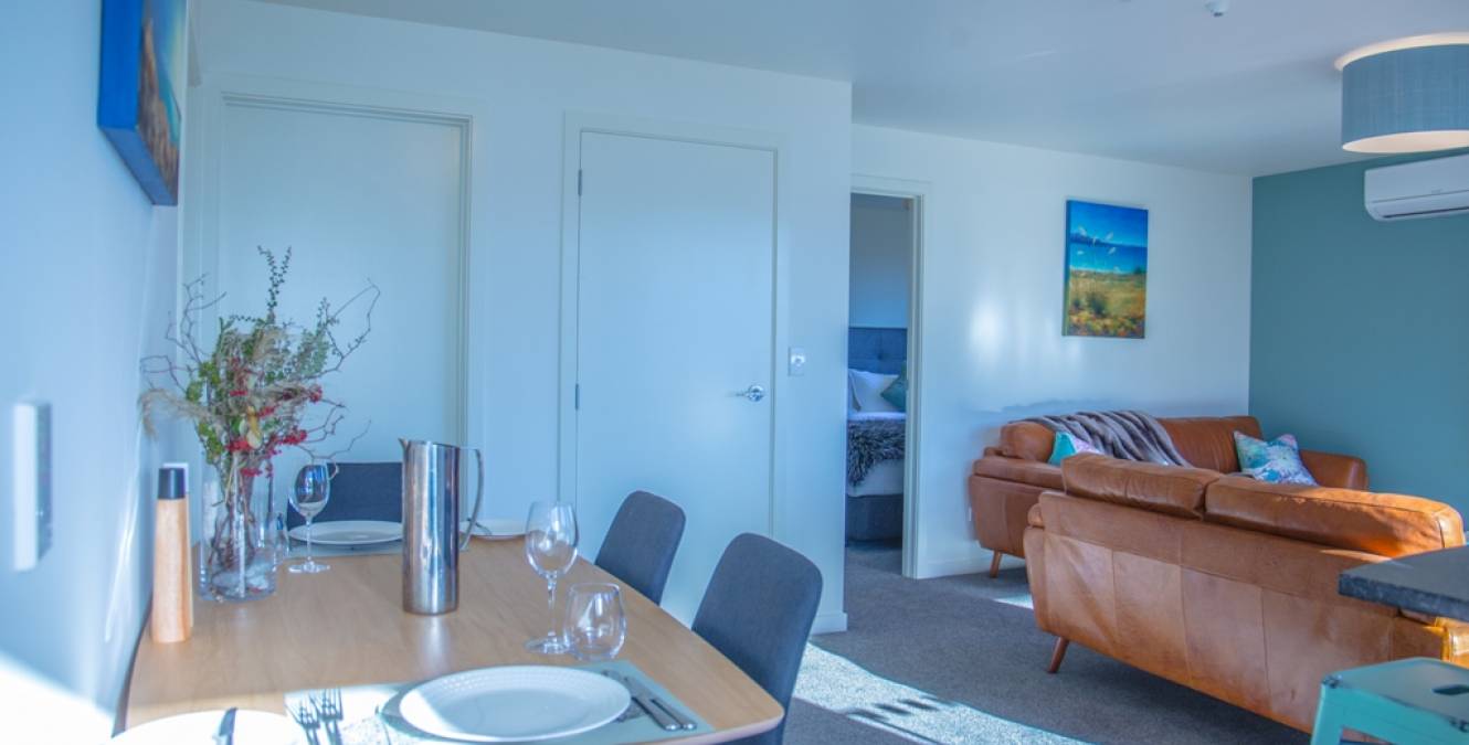 2 Bedroom Apartment dining table