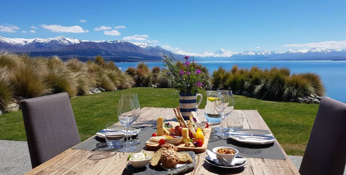 Lakestone Lodge dining with a view