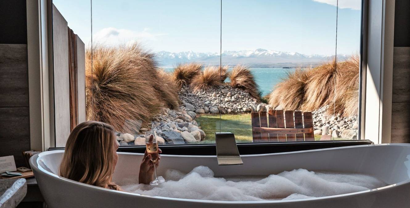 Ensuite with a bubbly bath and views of Lake Pukaki