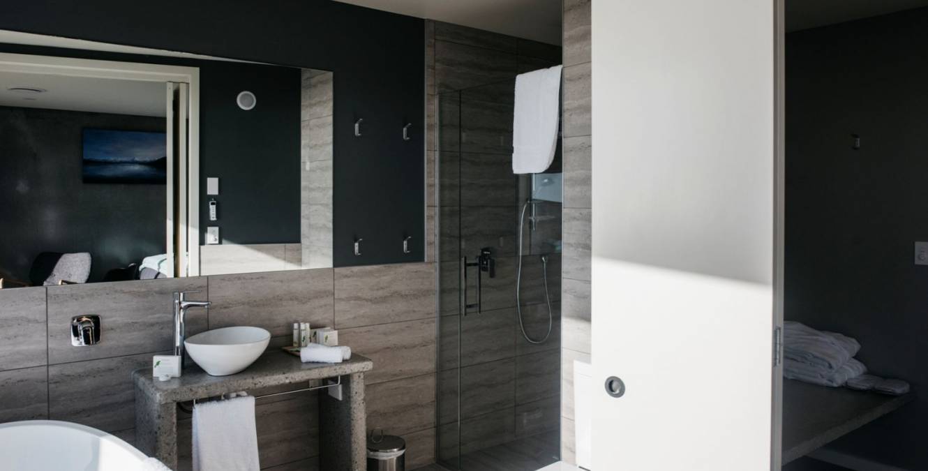 Lake View Room Super King Bathroom