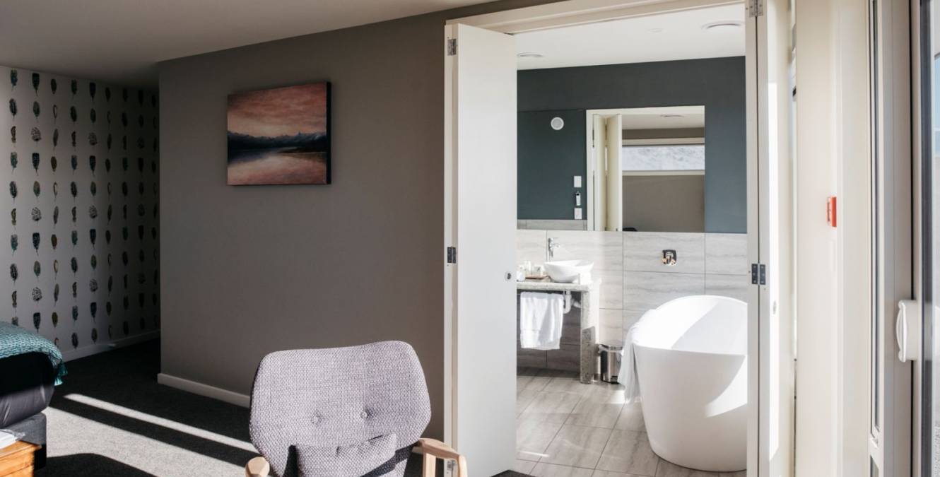 Lake View Suite Bathroom