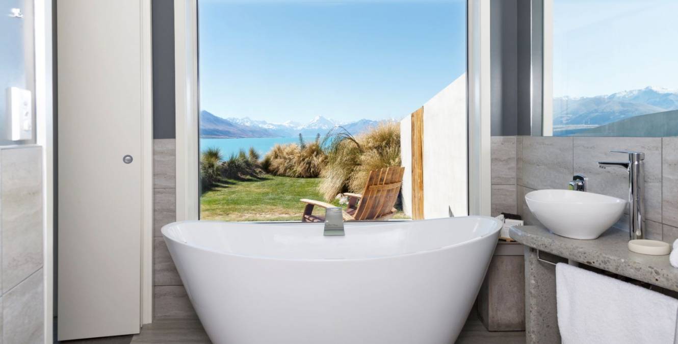 Bath with a view Lakestone Lodge
